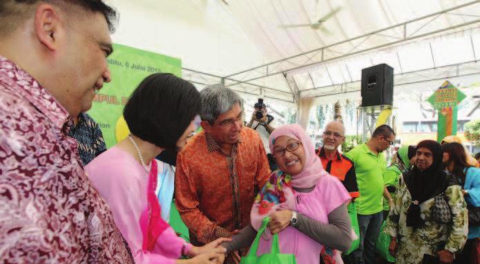EVENT HIGHLIGHTS Charity Drive Campaign 2013 The TAA Charity Drive Campaign was launched on 6 July 2014 at Tanjong Katong Complex by Dr Ya acob Ibrahim, Minister in-charge of Muslim Affairs and