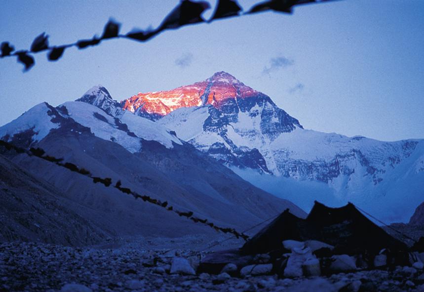 After the mountain tour Helga will take us to the summit of Mount Everest in the setting of a rugged mountain hut where we have a whole evening to talk about the challenges of team spirit in the