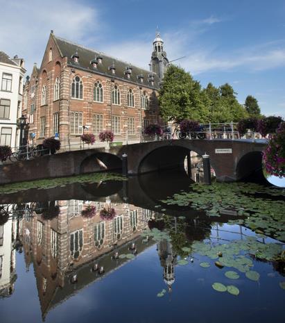 Leiden and The Hague Research as an integral part of your studies: current issues & new developments Intensive tutorial and support