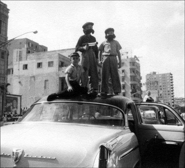 Revolutions in 20th Century Latin America -- HIS 370-01 De la Cova brothers, with berets, plastic guns, and fake beards, await Fidel Castro s arrival in Havana, Jan. 1959. Dr.