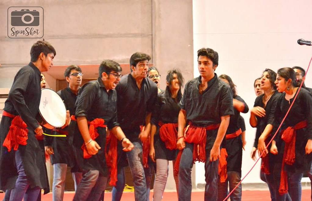 Two interdisciplinary courses were combined to perform as one team on stage and there was no sign of any conflict. The juniors blended in seamlessly and used the ice-breaking opportunity well.
