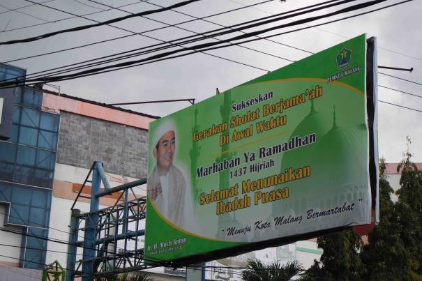 In addition to the question on English signs, we also asked people to describe an Arabic phrase, Marhaban Ya Ramadhan, since it was displayed in a big billboard in front of the market.